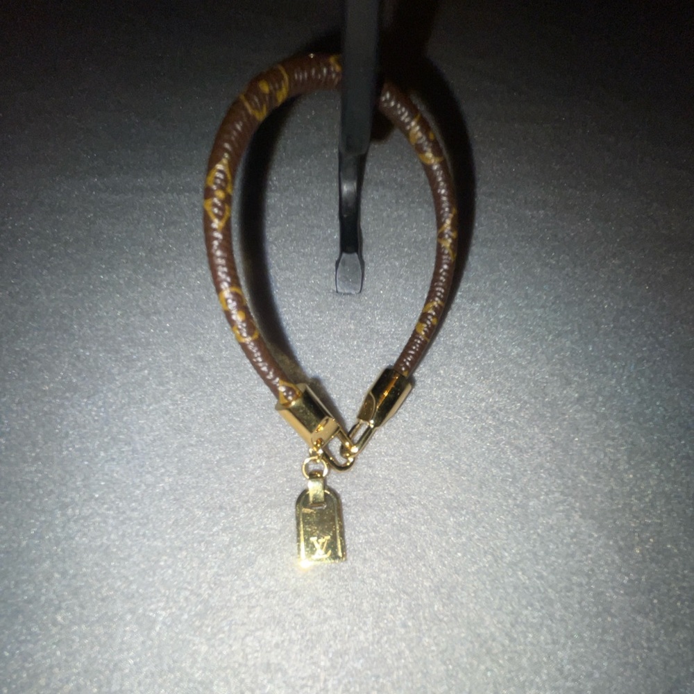 LV Monogram Bracelet Jewelry AV Show Louis Vuitton Bracelet - Picture 15 of 15
